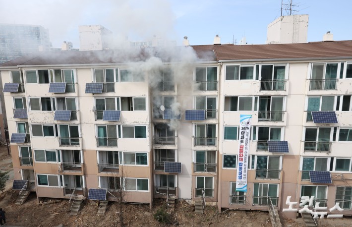 지난 23일 오후 서울 노원구 하계5단지 아파트에서 서울소방재난본부의 아파트 실물 화재 실험이 진행되고 있다.이번 실험은 스프링클러 미설치 주택의 화재안전 강화방안 모색을 위한 것으로 휴대용 리튬이온배터리 화재 재현실험도 함께 진행됐다.