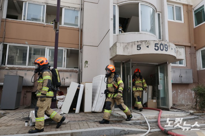지난 23일 오후 서울 노원구 하계5단지 아파트에서 서울소방재난본부의 아파트 실물 화재 실험이 진행되고 있다.이번 실험은 스프링클러 미설치 주택의 화재안전 강화방안 모색을 위한 것으로 휴대용 리튬이온배터리 화재 재현실험도 함께 진행됐다.