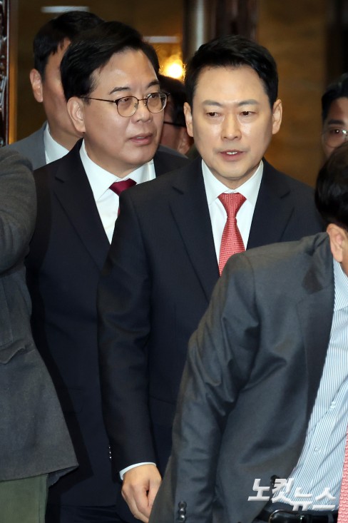 의원총회 참석하는 장동혁-송언석