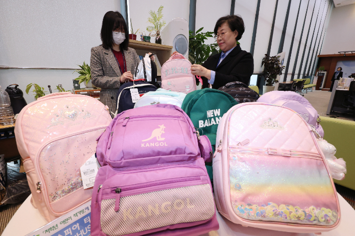 신학기 앞두고 어린이 책가방 비교 정보 발표. 연합뉴스