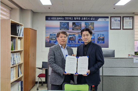 군산시는 새만금시니어클럽이 24일 공유 킥보드 관리에 대한 업무협약을 체결했다. 군산시 제공