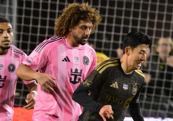 손흥민과 유니폼 교환한 막시밀리아노 팔콘(왼쪽). 연합뉴스