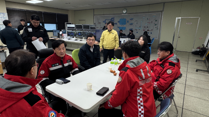 밀양시 재해대책본부를 찾은 류길년 경남농협 본부장. 경남농협 제공 