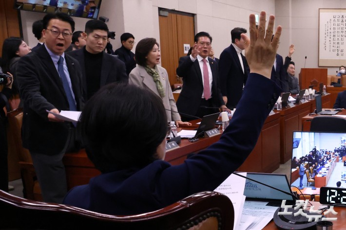 24일 서울 여의도 국회에서 열린 법제사법위원회 전체회의에서 전남광주통합특별시 설치를 위한 특별법안(대안)에 대한 거수 표결에 국민의힘 의원들이 반발하고 있다.