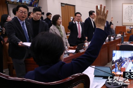 24일 서울 여의도 국회에서 열린 법제사법위원회 전체회의에서 전남광주통합특별시 설치를 위한 특별법안(대안)에 대한 거수 표결에 국민의힘 의원들이 반발하고 있다.