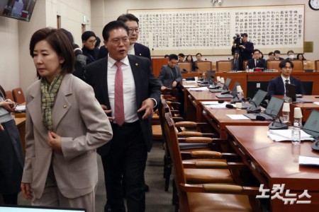 24일 서울 여의도 국회에서 열린 법제사법위원회 전체회의에서 전남광주통합특별시 설치를 위한 특별법안(대안)에 대한 거수 표결에 국민의힘 의원들이 반발하며 퇴장하고 있다.