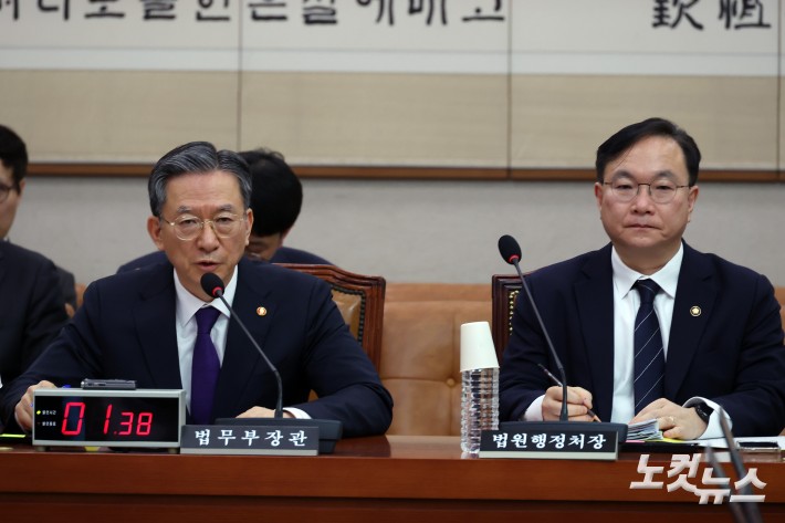 24일 서울 여의도 국회에서 열린 법제사법위원회 전체회의에서 정성호 법무부 장관이 의원 질의에 답변을 하고 있다.