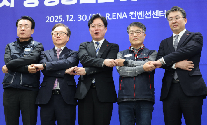 왼쪽부터 한국노총 강석윤 상임부위원장, 이동근 경총 상근부회장, 김영훈 고용노동부 장관, 민주노총 한성규 부위원장, 오기웅 중기중앙회 상근부회장. 연합뉴스