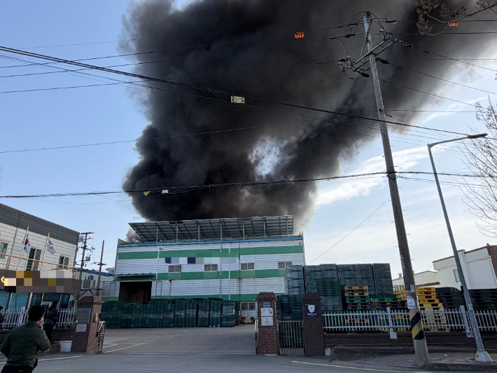 23일 낮 12시쯤 전남 나주시 동수동의 한 플라스틱 공장에서 불이 났다. 전남 나주소방서 제공