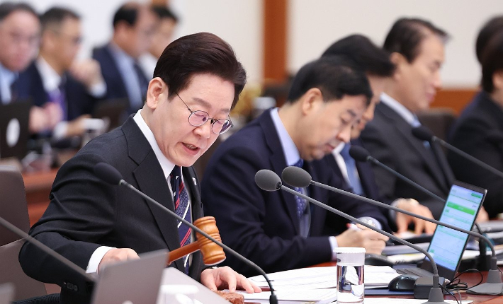 이재명 대통령이 24일 청와대에서 의사봉을 두드리며 국무회의 개회를 선언하고 있다. 연합뉴스