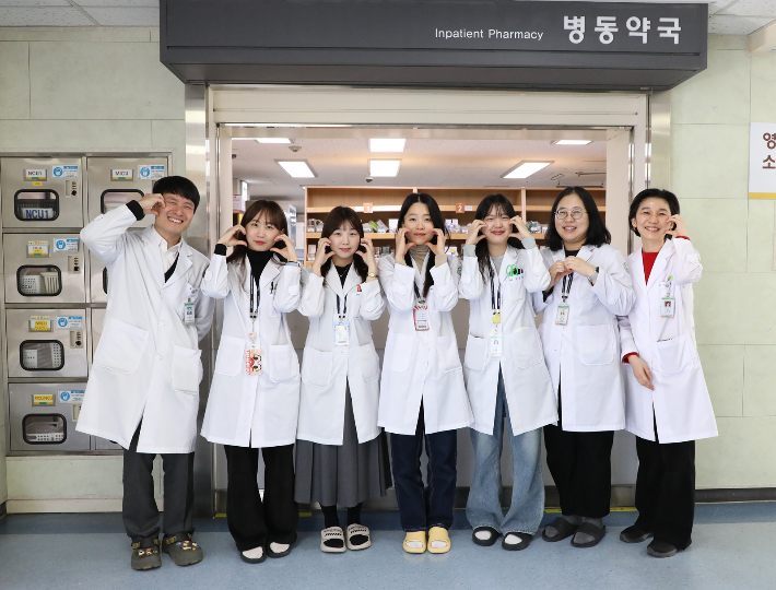 국가전문약사 시험에 합격한 전남대학교병원 약제부 약사들이 병원에서 기념촬영을 하고 있다. 전남대 제공