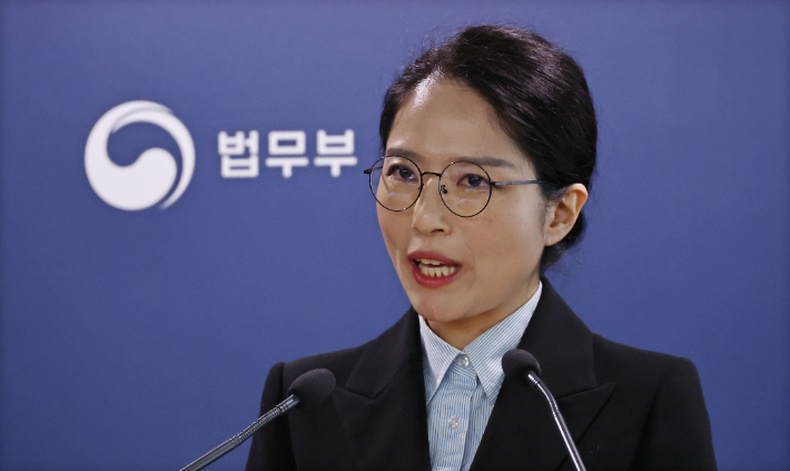 조아라 국제투자분쟁과장이 24일 경기도 정부과천청사 법무부에서 미국계 헤지펀드 엘리엇 매니지먼트와의 국제투자분쟁(ISDS) 취소판결 선고 브리핑을 하고 있다. 연합뉴스