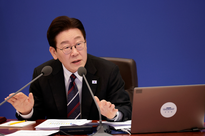 이재명 대통령이 24일 청와대에서 열린 국무회의에서 발언하고 있다. 연합뉴스