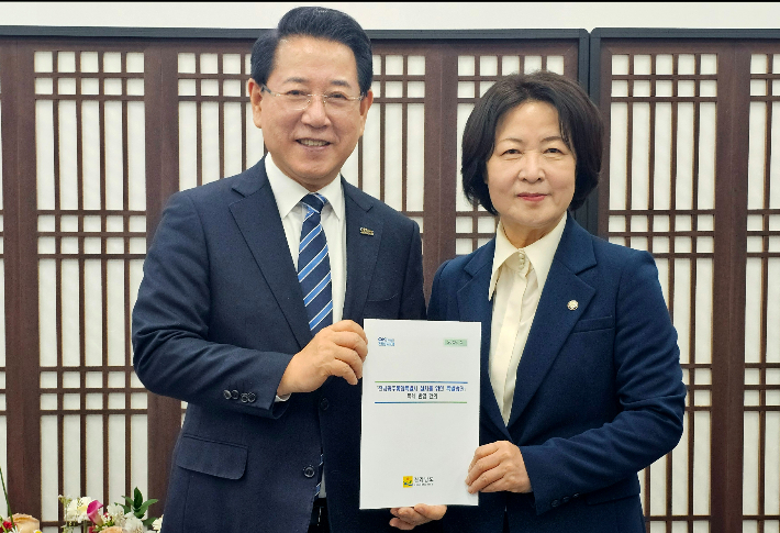 김영록 전라남도지사가 24일 추미애 국회 법제사법위원장을 만나 '전남광주통합특별시 설치를 위한 특별법' 원안 반영을 건의했다. 전라남도 제공