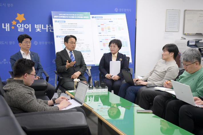 강기정 광주광역시장이 24일 시청 기자실에서 기자들을 만나 도시철도 2호선 개통에 대비한 역대 최대규모 신규 인력 채용계획을 설명하고 있다. 광주광역시 제공