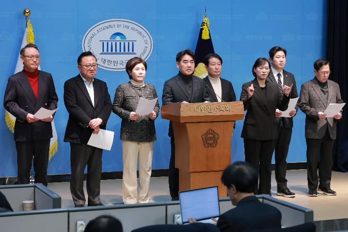 국민의힘 소장파 모임 '대안과 미래' 간사인 이성권 의원을 비롯한 소속 의원들이 19일 국회 소통관에서 윤석열 전 대통령이 내란 우두머리 혐의로 1심에서 무기징역을 선고받은 것과 관련해 기자회견하고 있다. 연합뉴스