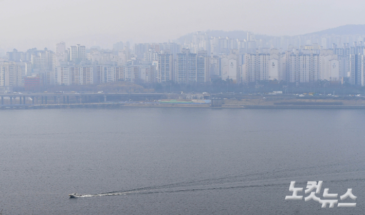 도심이 뿌옇게 보이고 있다. 황진환 기자