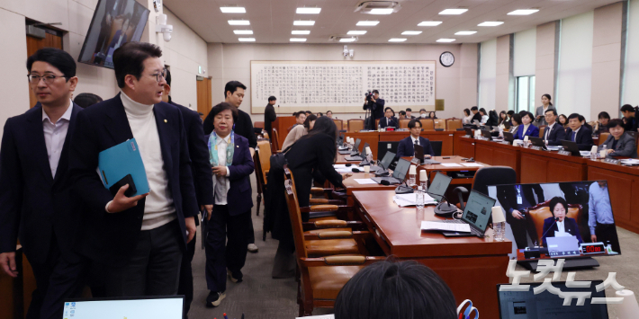 24일 서울 여의도 국회에서 열린 법제사법위원회 전체회의에서 전남광주통합특별시 설치를 위한 특별법안(대안)에 대한 거수 표결에 국민의힘 의원들이 반발하며 퇴장하고 있다. 윤창원 기자