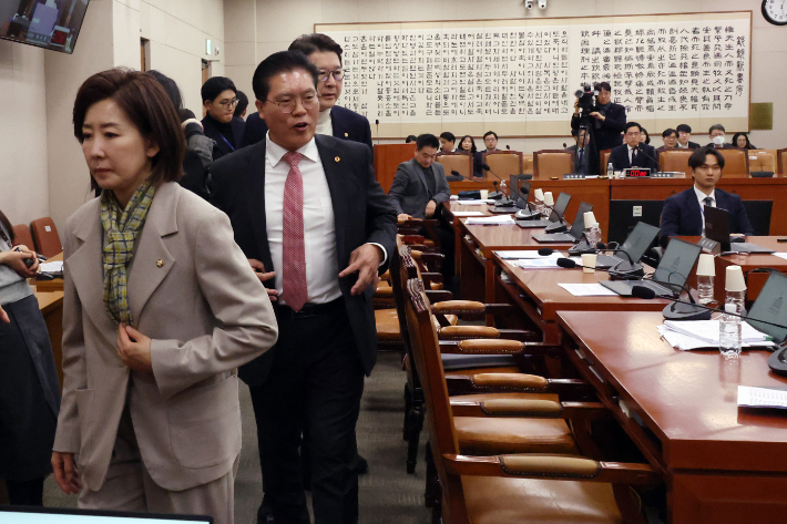 24일 서울 여의도 국회에서 열린 법제사법위원회 전체회의에서 전남광주통합특별시 설치를 위한 특별법안(대안)에 대한 거수 표결에 국민의힘 의원들이 반발하며 퇴장하고 있다. 윤창원 기자