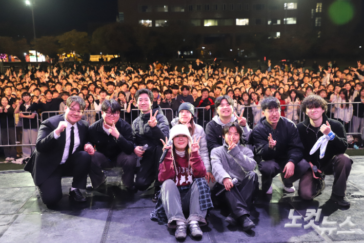 기프티드(Gifted) 찬양팀, 작년 11월 한동대학교에서 개최된 CBS 한밤의 프레이즈 집회후. 김일현 선교국장