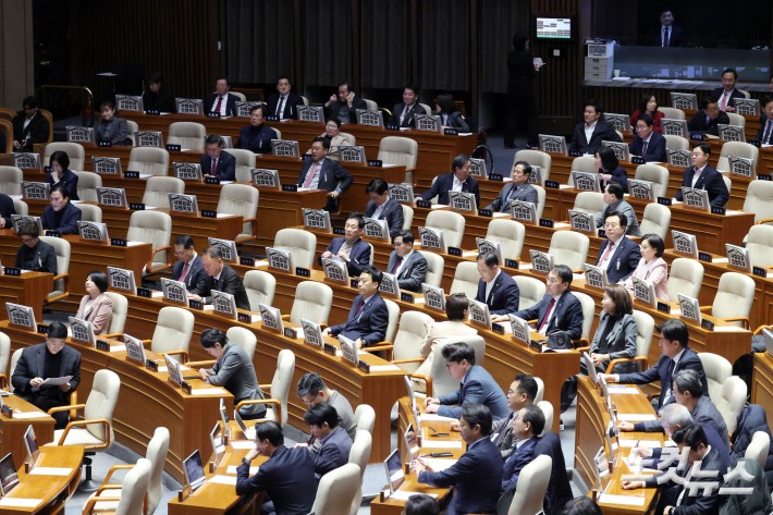 24일 서울 여의도 국회에서 열린 제432회국회(임시회) 제8차 본회의에서 국민의힘 의원들이 자리에 
