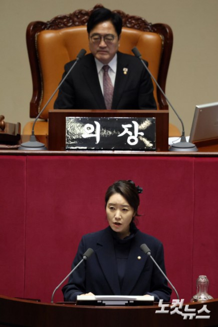 강선우 무소속 의원이 24일 서울 여의도 국회에서 열린 제432회국회(임시회) 제8차 본회의에 상정된 자신의 체포동의안에 대한 신상 발언을 하고 있다