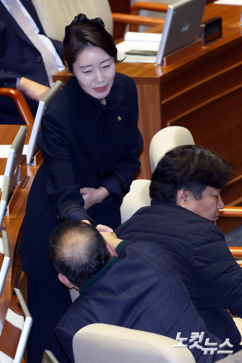 강선우 무소속 의원이 24일 서울 여의도 국회에서 열린 제432회국회(임시회) 제8차 본회의에 상정된 자신의 체포동의안에 대한 투표를 마치고 의원들과 인사를 하고 있다.