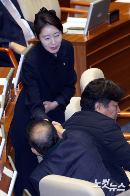 강선우 무소속 의원이 24일 서울 여의도 국회에서 열린 제432회국회(임시회) 제8차 본회의에 상정된 자신의 체포동의안에 대한 투표를 마치고 의원들과 인사를 하고 있다.