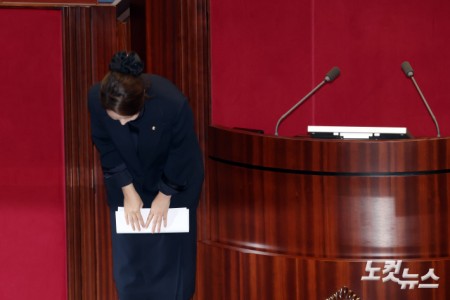 강선우 무소속 의원이 24일 서울 여의도 국회에서 열린 제432회국회(임시회) 제8차 본회의에 상정된 자신의 체포동의안에 대한 신상 발언을 마치고 인사를 하고 있다.