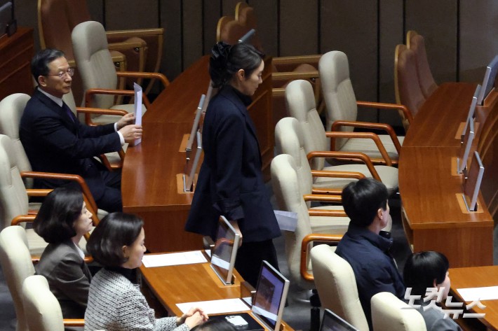 발언대로 향하는 강선우 의원