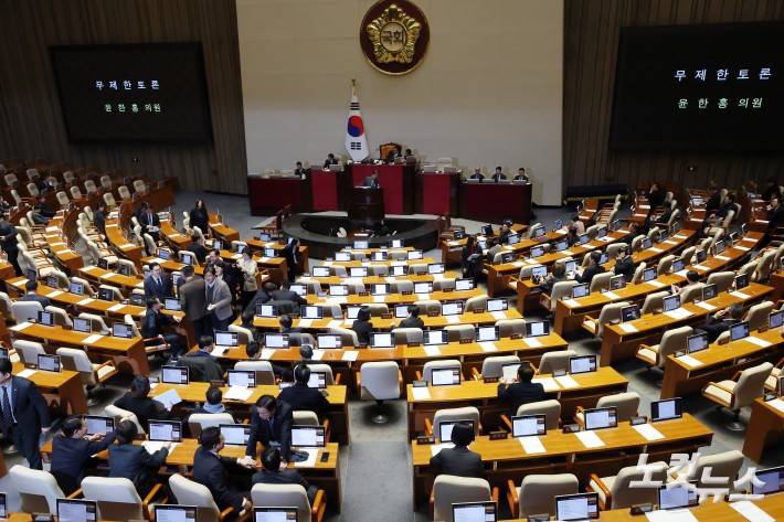 국민의힘 윤한홍 의원이 24일 서울 여의도 국회에서 열린 제432회국회(임시회) 제8차 본회의에서 상법개정안에 대한 무제한 토론을 시작하고 있다.
