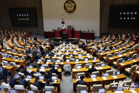 국민의힘 윤한홍 의원이 24일 서울 여의도 국회에서 열린 제432회국회(임시회) 제8차 본회의에서 상법개정안에 대한 무제한 토론을 시작하고 있다.