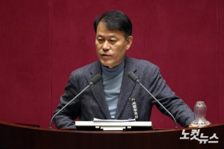 국민의힘 윤한홍 의원이 24일 서울 여의도 국회에서 열린 제432회국회(임시회) 제8차 본회의에서 상법개정안에 대한 무제한 토론을 하고 있다.