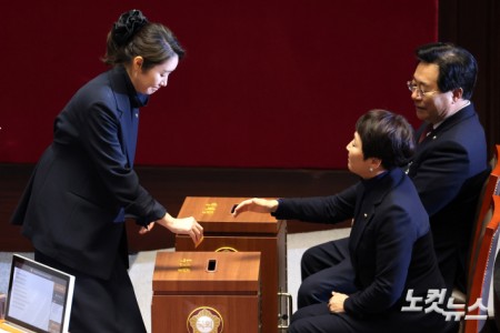 강선우 무소속 의원이 24일 서울 여의도 국회에서 열린 제432회국회(임시회) 제8차 본회의에 상정된 자신의 체포동의안에 대한 투표를 하고 있다.