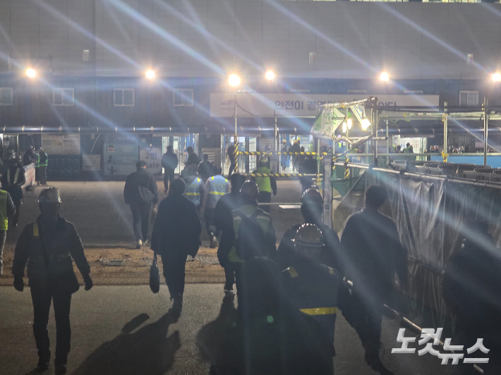 삼성전자 평택캠퍼스 신공장 건설 현장으로 들어서는 근로자들. 박성완 기자