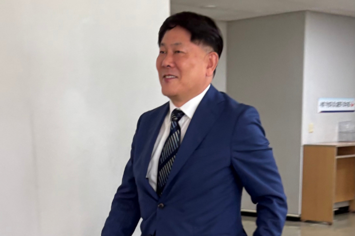 타이어뱅크 김정규 회장이 항소심 선고를 앞두고 지난해 7월 23일 오후 법정으로 들어가는 모습. 김미성 기자