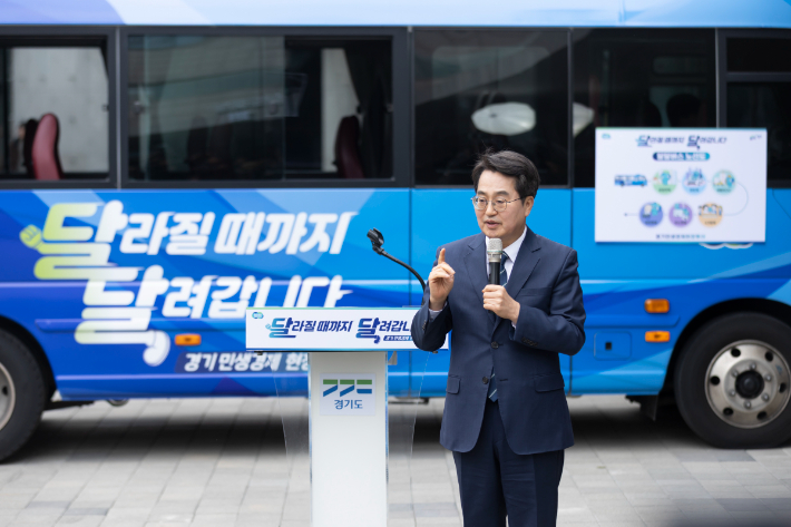 김동연 경기지사가 24일 경기도청사 앞에서 열린 민생경제 현장투어 시즌2 출정식에서 실행계획을 설명하고 있다. 경기도 제공