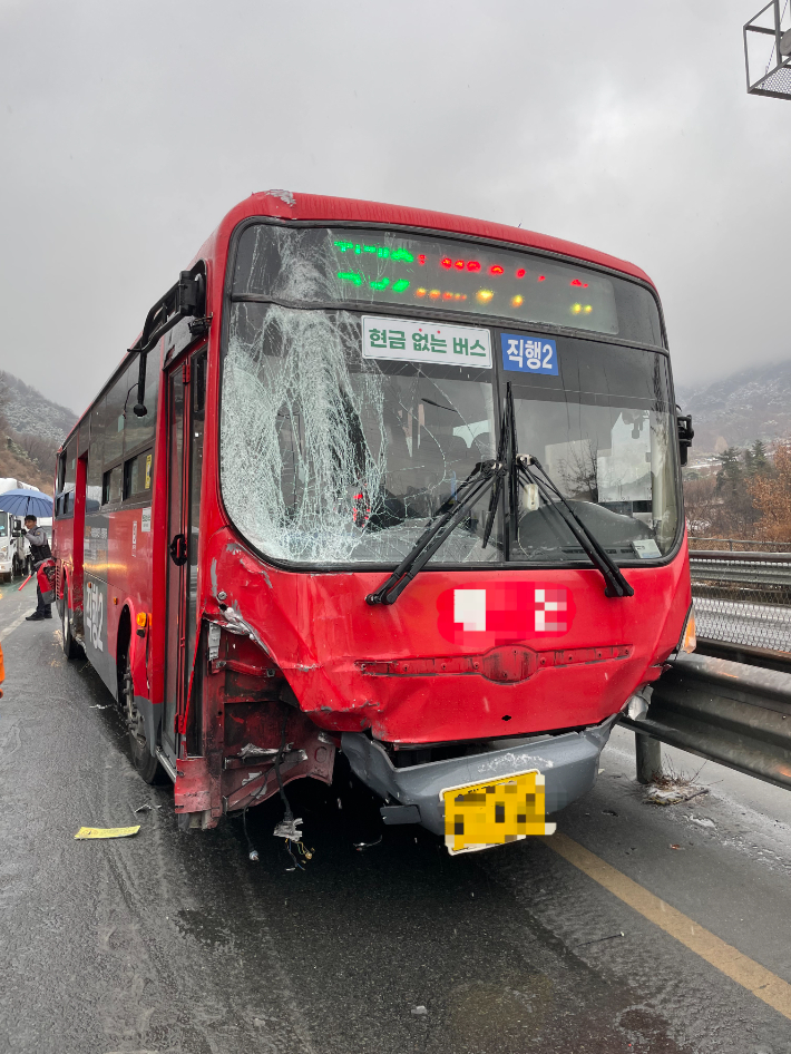 24일 오후 3시 30분쯤 대구 달성군 유가읍의 한 도로에서 버스가 눈길에 미끄러져 사고가 났다. 대구소방안전본부 제공
