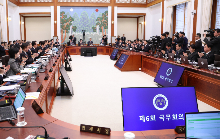 24일 청와대에서 열린 국무회의에서 이재명 대통령의 권유로 참석자들이 동계올림픽 선수단에게 격려 박수를 보내고 있다. 연합뉴스