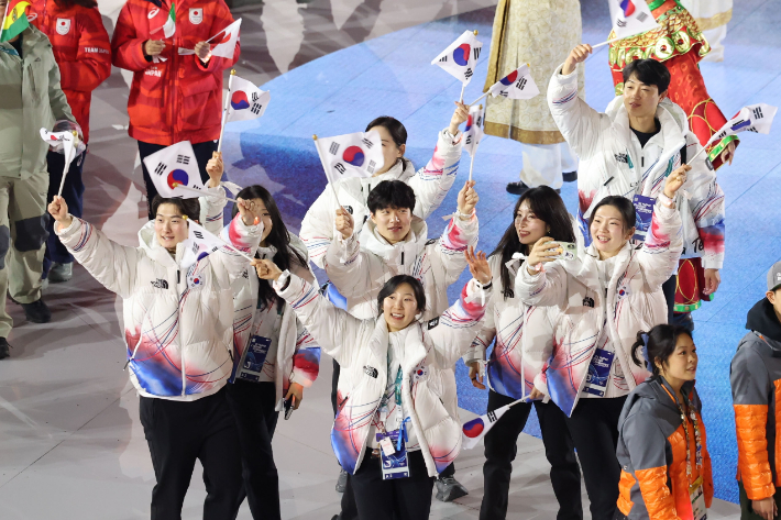 22일(현지시간) 이탈리아 베로나 아레나에서 열린 2026 밀라노-코르티나담페초 동계올림픽 폐회식에서 대한민국 대표팀이 입장하고 있다. 연합뉴스