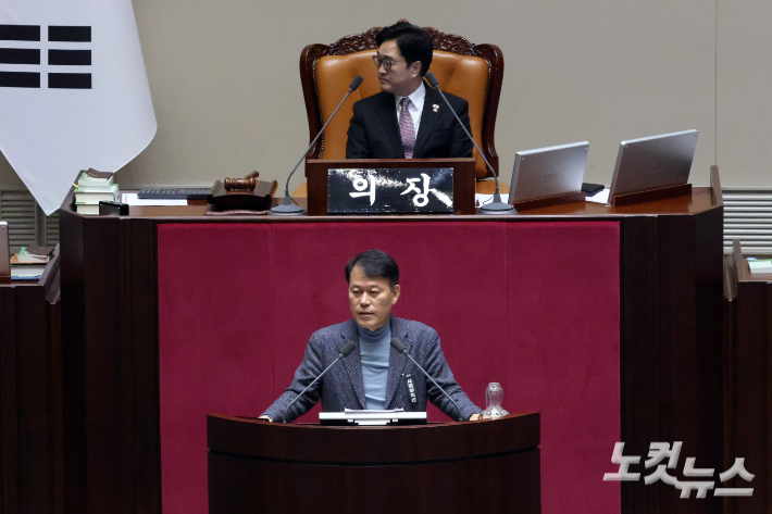 국민의힘 윤한홍 의원이 24일 서울 여의도 국회에서 열린 제432회국회(임시회) 제8차 본회의에서 상법개정안에 대한 무제한 토론을 하고 있다. 윤창원 기자