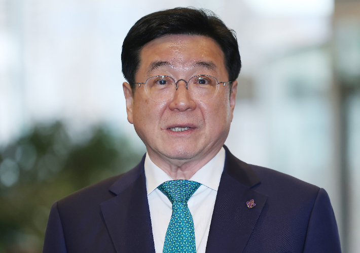 이찬희 삼성 준법감시위원장이 24일 서울 서초구 삼성생명 서초사옥에서 열리는 삼성 준감위 회의에 참석하며 취재진 질문에 답하고 있다. 연합뉴스