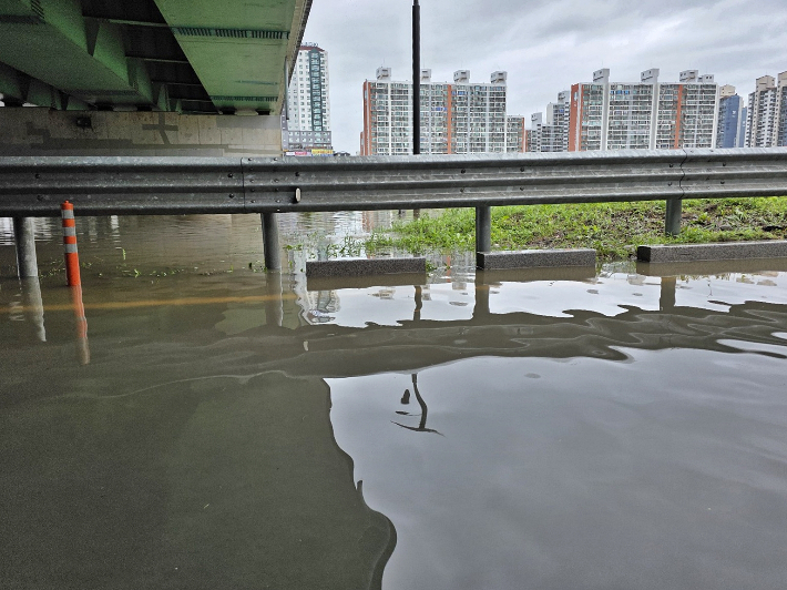 집중호우로 침수된 경주시 금장교 하상도로. 경주시 제공 