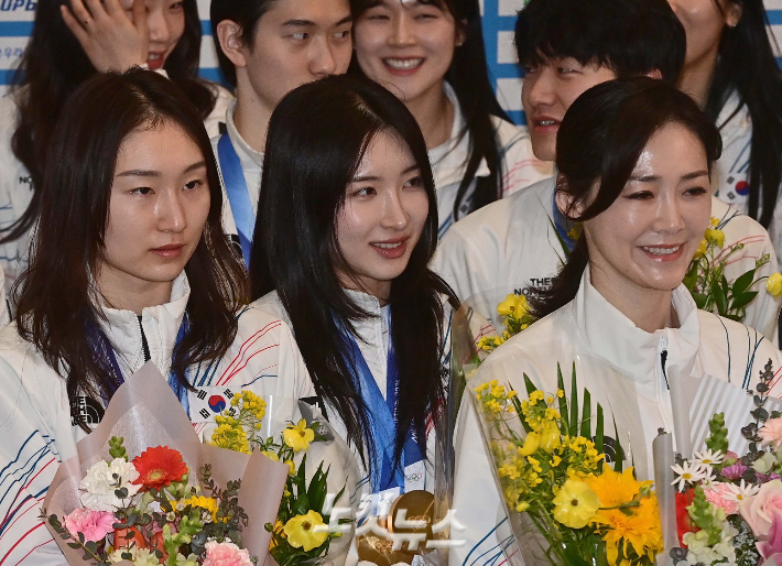 2026 밀라노·코르티나담페초동계올림픽에 출전했던 쇼트트랙 최민정(왼쪽부터)과 김길리, 이수경 선수단장 등 선수단이 24일 인천국제공항 제2여객터미널에서 귀국 인사를 하고 있다. 인천공항=박종민 기자