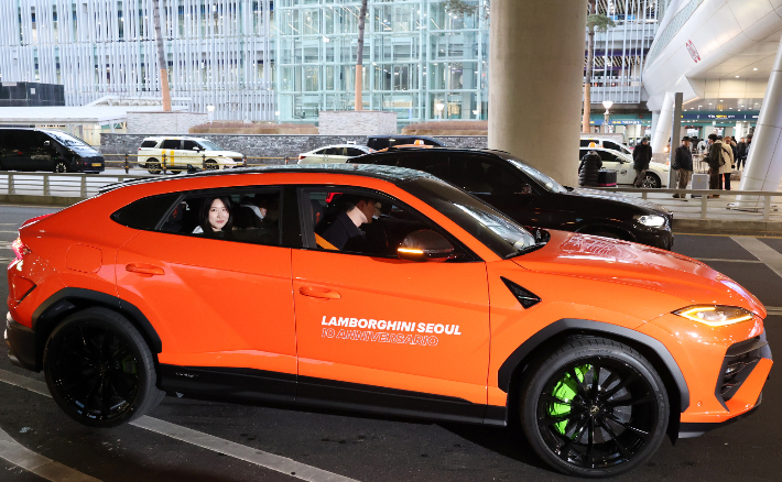 2026 밀라노-코르티나담페초동계올림픽 쇼트트랙 2관왕 김길리가 24일 인천국제공항 제2여객터미널을 통해 귀국 뒤 스포츠카를 타고 공항을 출발하고 있다. 연합뉴스 