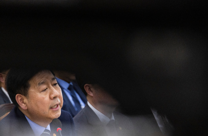 구윤철 부총리 겸 재경경제부 장관이 23일 국회에서 열린 재정경제기획위원회 전체 회의에 출석해 미국의 관세 정책 불확실성에 대한 의원 질의에 답하고 있다. 연합뉴스