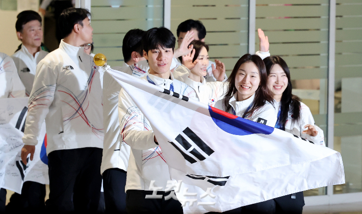 쇼트트랙 국가대표 김길리(왼쪽부터), 최민정, 황대헌 등 2026 밀라노-코르티나담페초동계올림픽 대한민국 선수단이 24일 인천국제공항 제2여객터미널을 통해 귀국하고 있다. 인천공항=박종민 기자