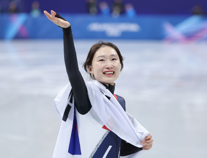 20일(현지 시각) 이탈리아 밀라노 아이스 스케이팅 아레나에서 열린 2026 밀라노ㆍ코르티나담페초동계올림픽 쇼트트랙 여자 1500m 결승에서 은메달을 획득한 최민정이 태극기를 들고 트랙을 돌고 있다. 연합뉴스 