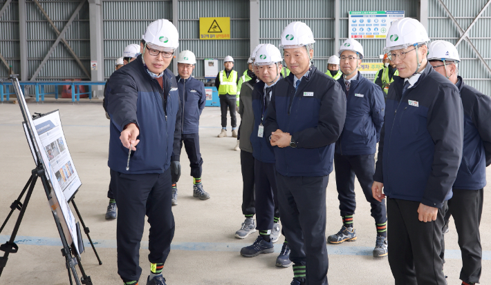 한수원 전대욱 사장 직무대행(가운데)이 현장을 둘러보며 설명을 듣고 있다. 한수원 제공