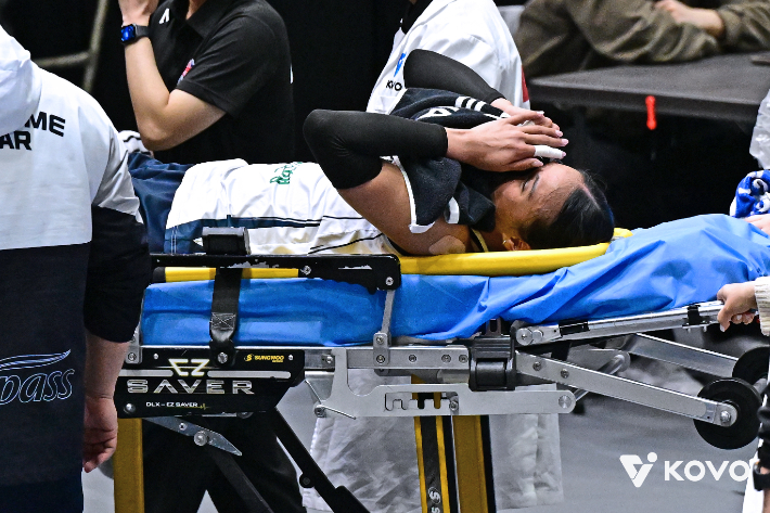 통증 호소하는 타나차. 한국배구연맹